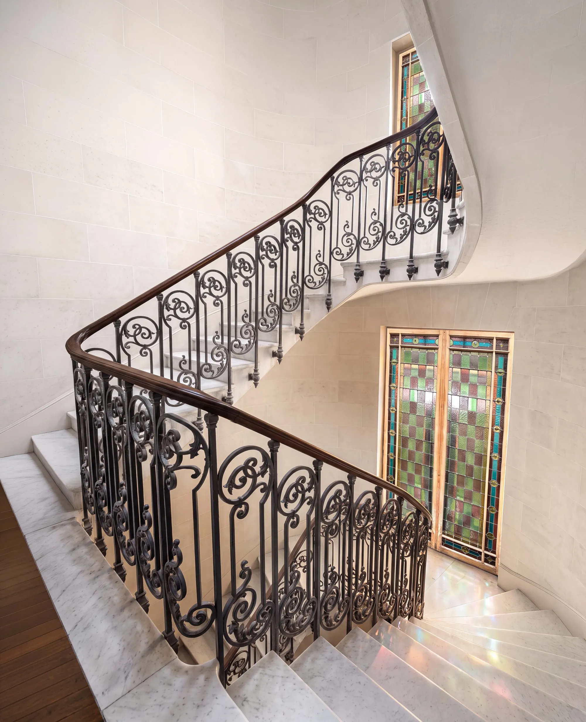 Le Régina, programme immobilier neuf à Toulouse : l'escalier et ses vitraux restaurés